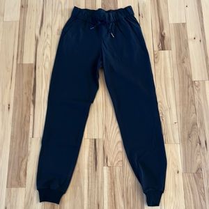 Lululemon Size 2 Black On The Fly Jogger